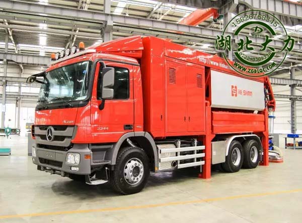 奔馳挖掘抽吸車 奔馳挖掘抽吸車