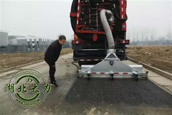 奔馳挖掘抽吸車 奔馳挖掘抽吸車