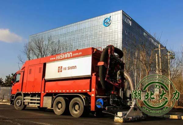 奔馳挖掘抽 吸車 奔馳挖掘抽 吸車