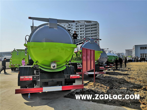 東風(fēng)多利卡D9餐廚垃圾車 東風(fēng)多利卡D9餐廚垃圾車